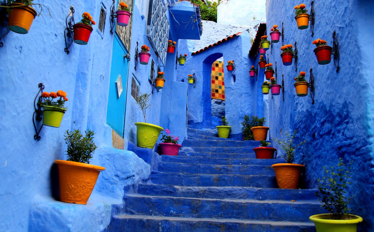 CASATRANSFERS scenic tour in northern Morocco showcasing beautiful landscapes and cultural landmarks