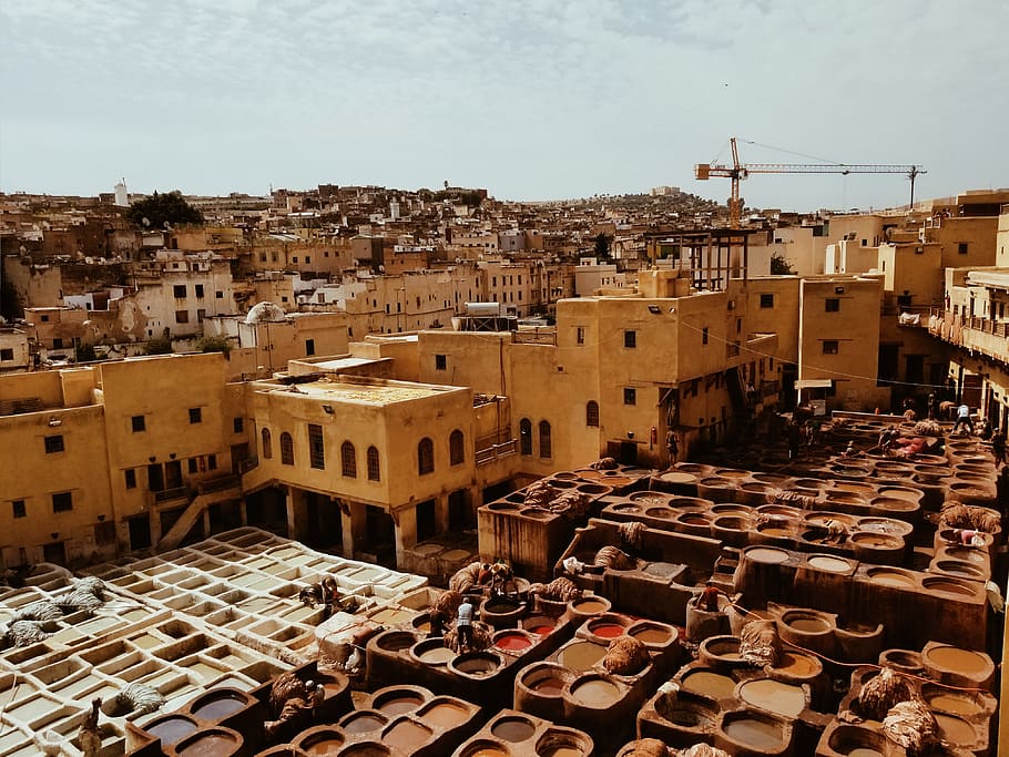 Aventure dans l'est du Maroc, exploration du désert du Sahara, villes historiques comme Erfoud et Rissani, et dunes de Merzouga
