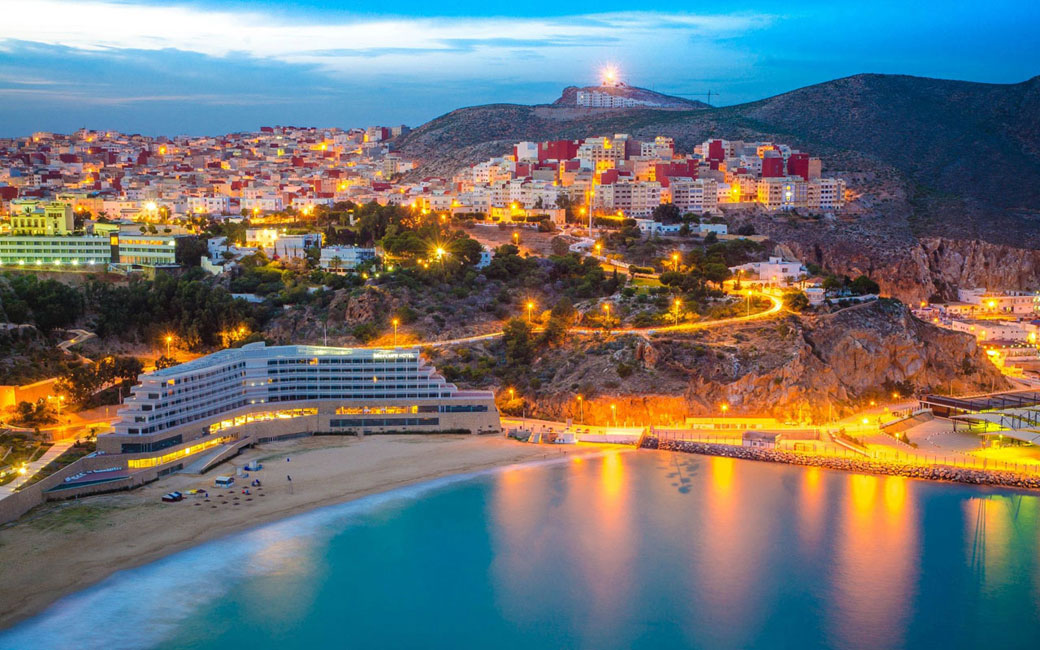Paysages du nord du Maroc, exploration des montagnes du Rif, plages méditerranéennes et villages pittoresques comme Chefchaouen et Asilah