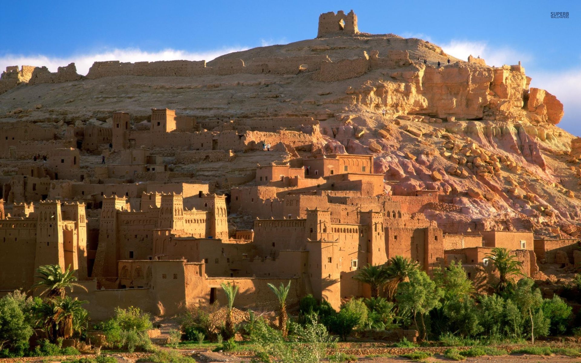 Aventure dans le sud du Maroc, exploration des dunes de Merzouga, oasis et kasbahs historiques à Ouarzazate, et paysages désertiques du Sahara